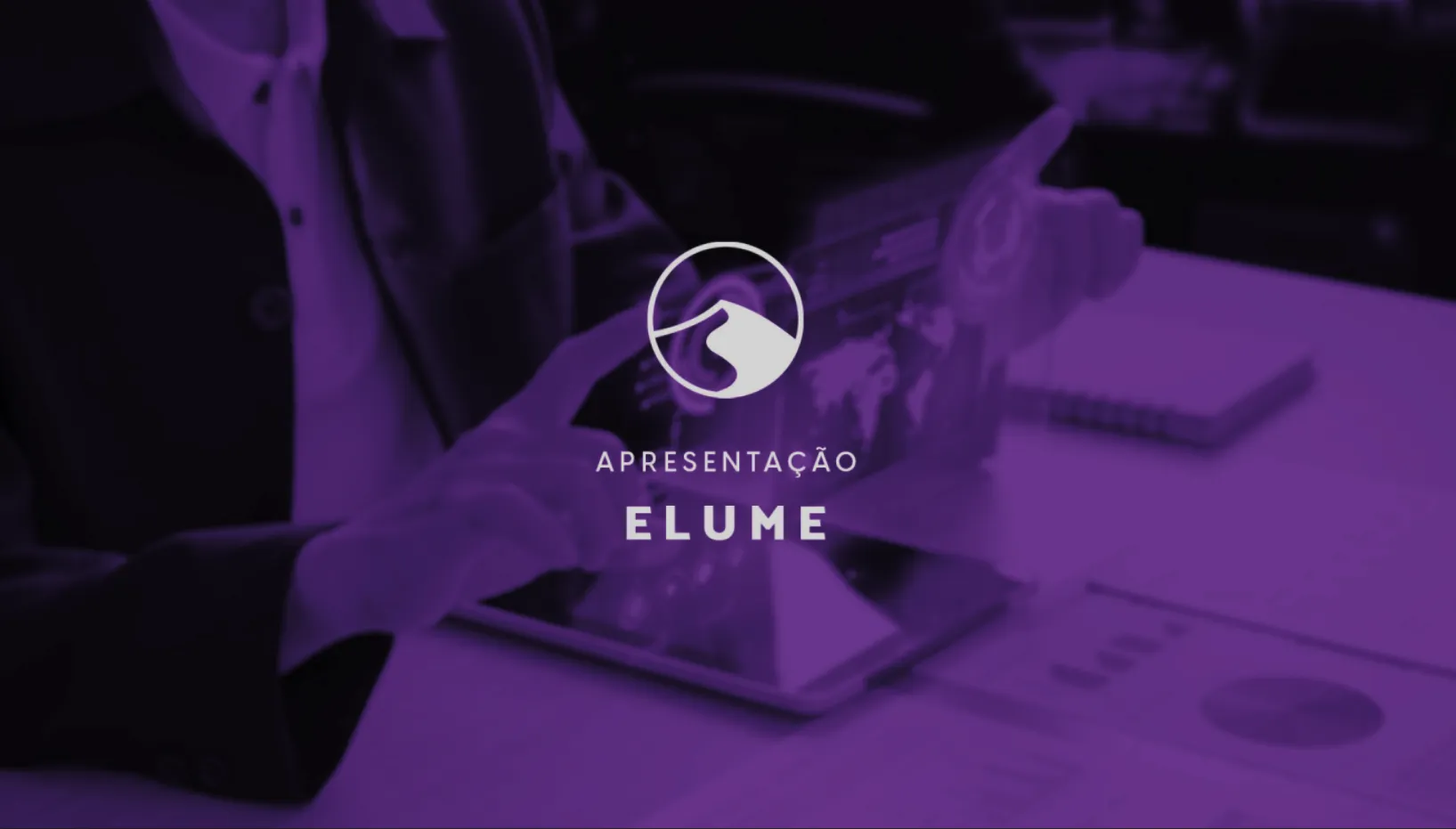 Capa do manual da marca Elume: fotografia em duotone roxo com o símbolo do Elume ao centro e o texto Apresentação Elume